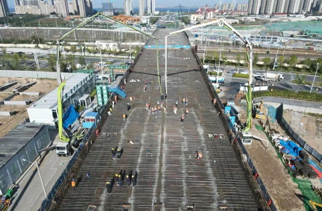 近日，由青岛第一市政施工建设的长沙路（唐河路至大沙路）打通工程7号桥箱梁顺利完成