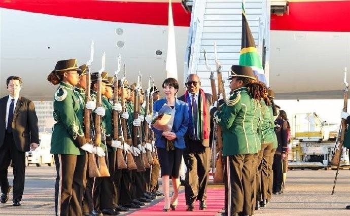 日本首相抵南非，争议造型引关注，G20会场暗藏多方交锋。11月22日，日本首相