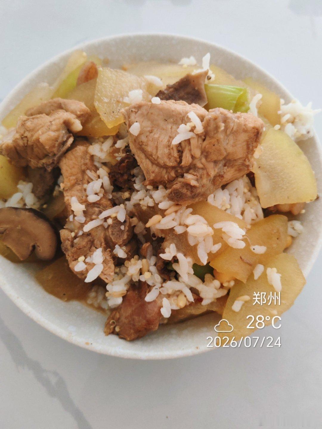 刚才接了个朋友的电话，问我吃饭没，吃的啥冬瓜炖排骨，昨天的剩米饭朋友说一个人还炖