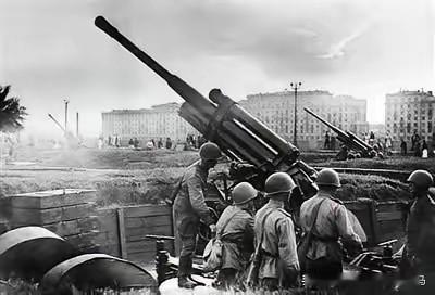 可等他们真正凑近，拧开“酒瓶”的盖子一闻，心彻底凉了半截——那刺鼻的汽油味扑面而