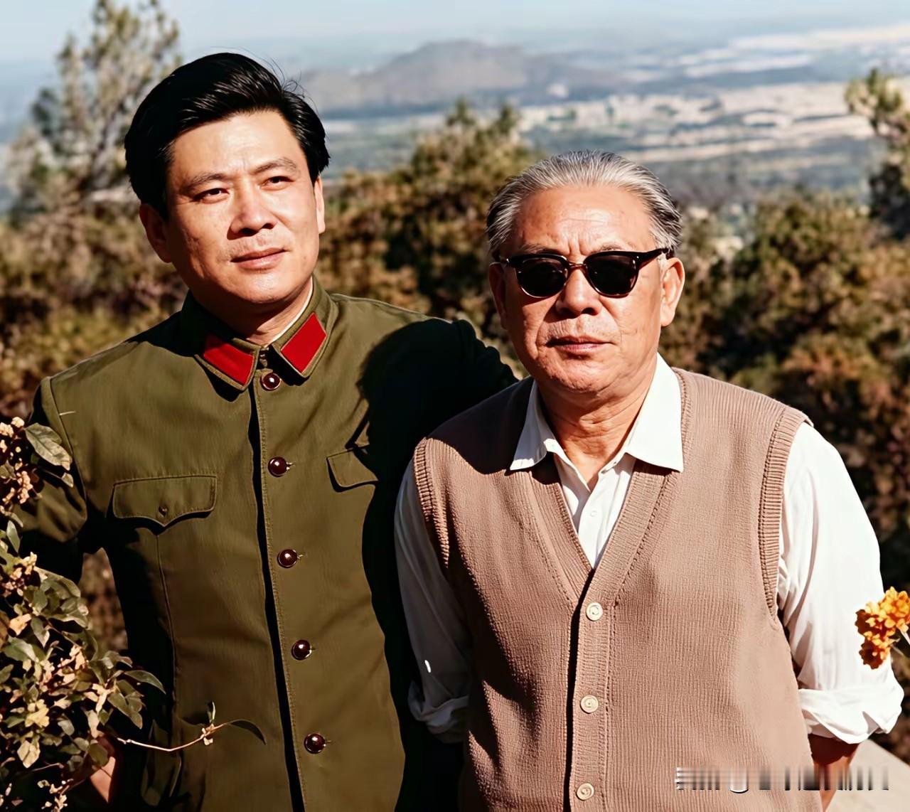 父子同框，将门风骨，刘震上将一家走出三位将军。这张珍贵老照片，是开国上将刘震与