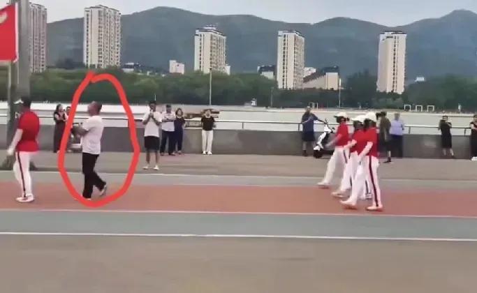 大爷大妈暴走团引起了全网的声讨。但是在事发后的几日。当地的网友仍然拍摄这群暴