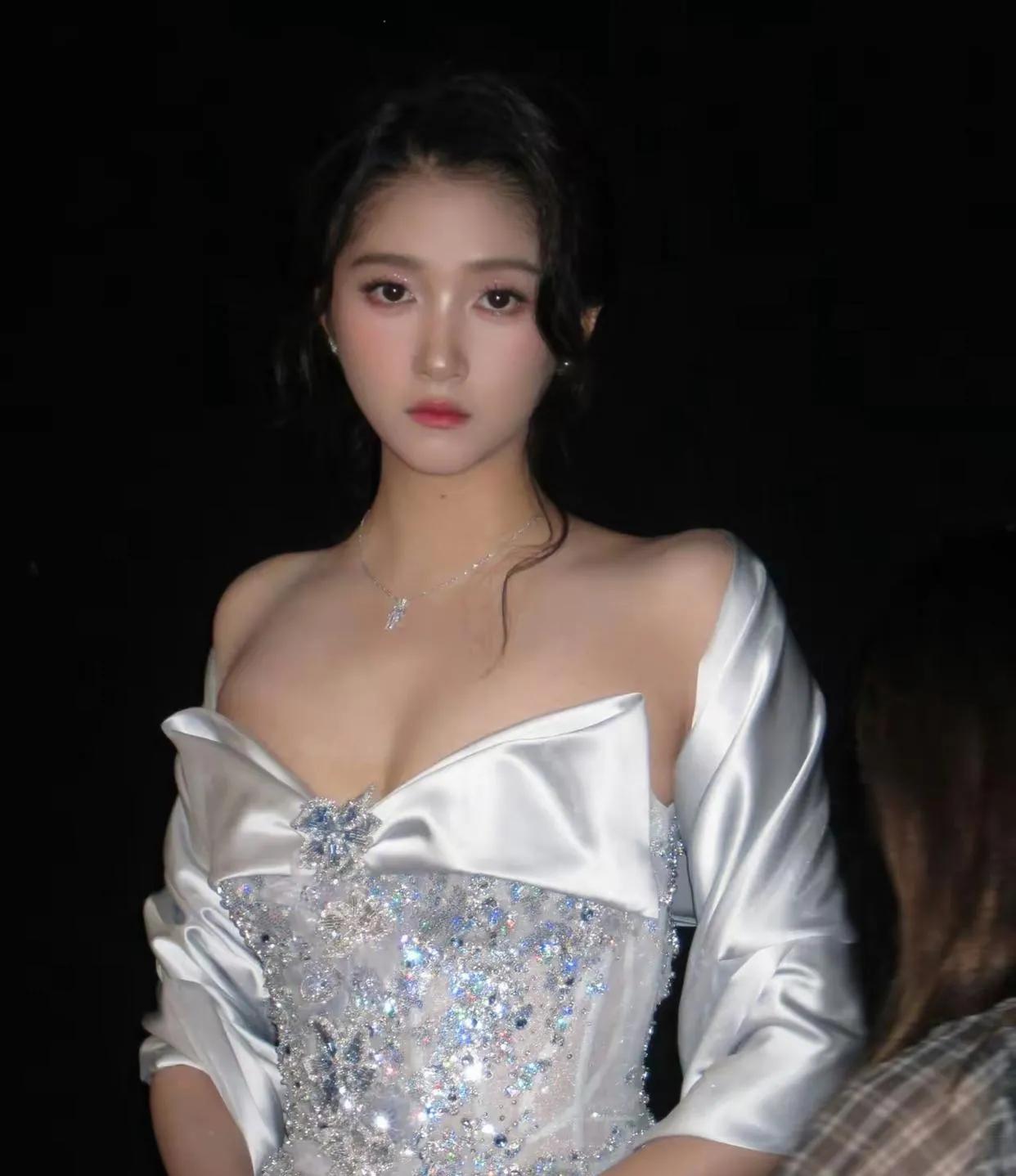 都说晓彤缺乏女人味，此图一出不知打了多少人的脸！关晓彤人送外号“小孩姐”，虽