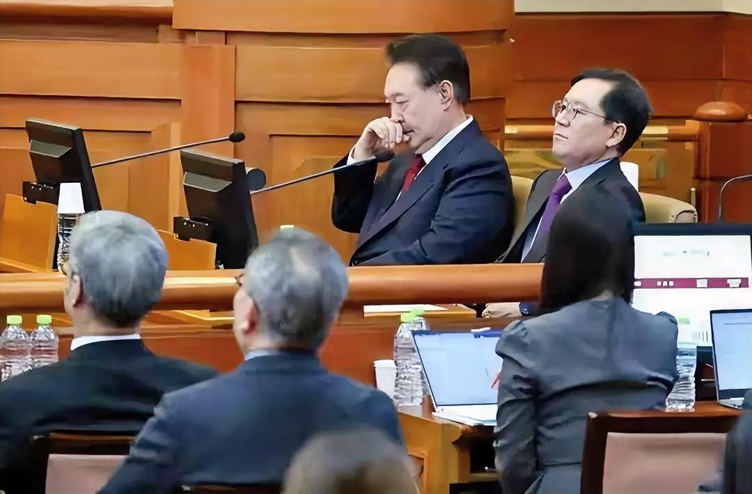 尹锡悦一审获刑5年，韩国政坛瞬间炸锅！这一判决远低于检方10年求刑，更与三天前特