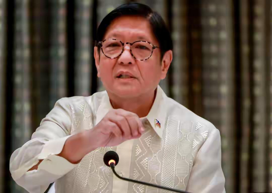 菲律宾总统马科斯与他的副总统莎拉一边忙着相互挤兑、打压，一边各自又在为下一个新的