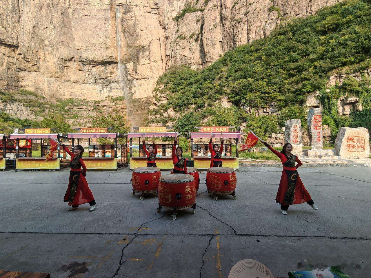 老两口自驾游之黄河大梯子崖9月11日下午，逗留王家大院、打卡壶口瀑布之后，前往