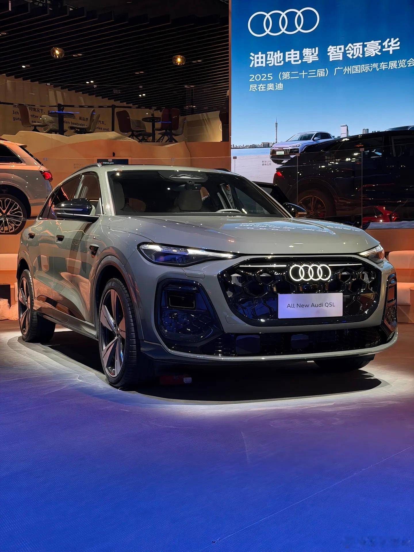 广州车展全新奥迪Q5L返图，青城绿外观搭配米色内饰效果很不错！目前已经进入批量生