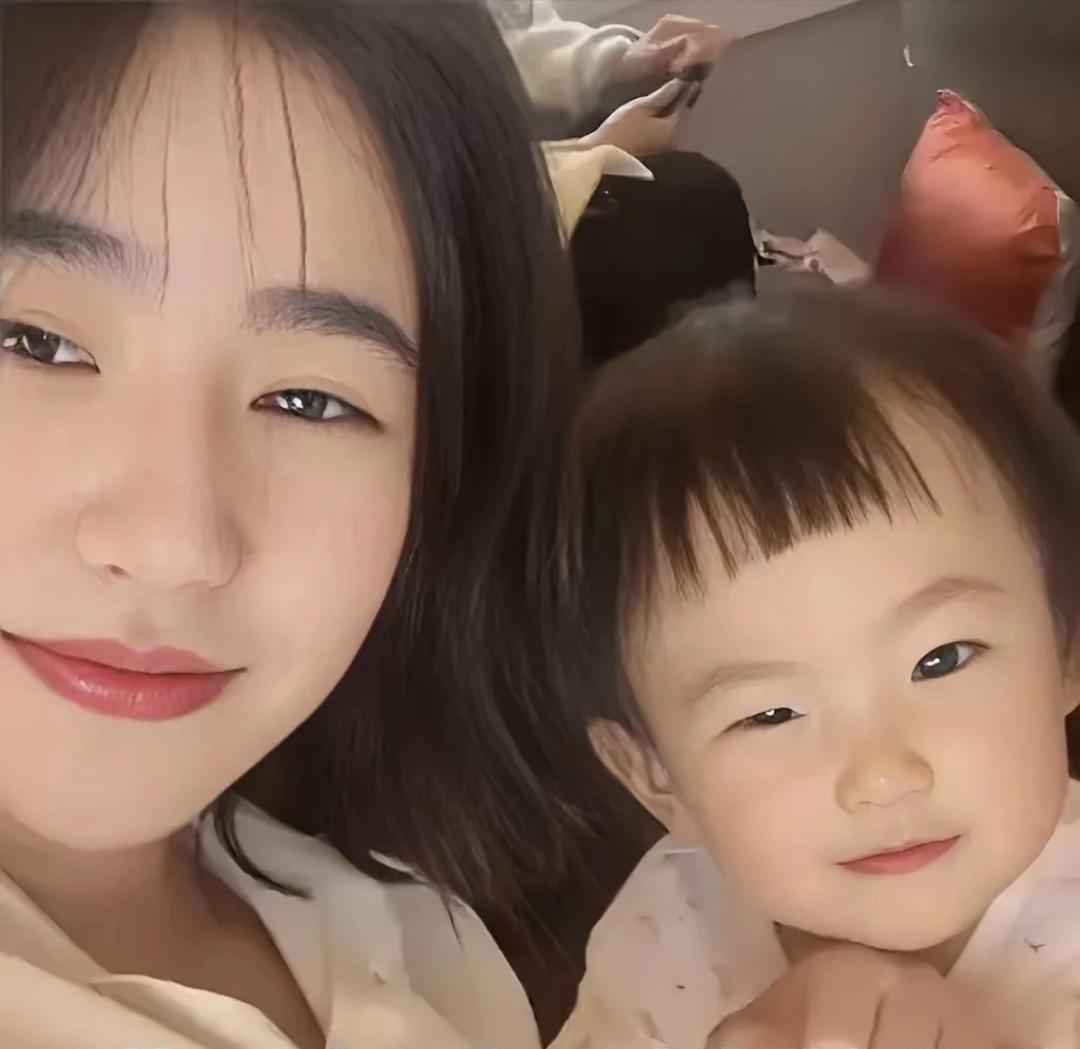 黄一鸣直播时火力全开怼黑粉，毫不避讳地自曝女儿已上户口。更令人意外的是，她坦言连