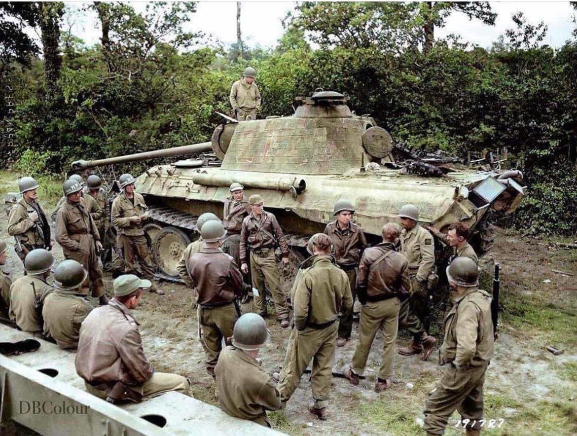 1944年，一群美国P-47战斗机飞行员、战地记者、宪兵和其他美国士兵在法国蓬埃