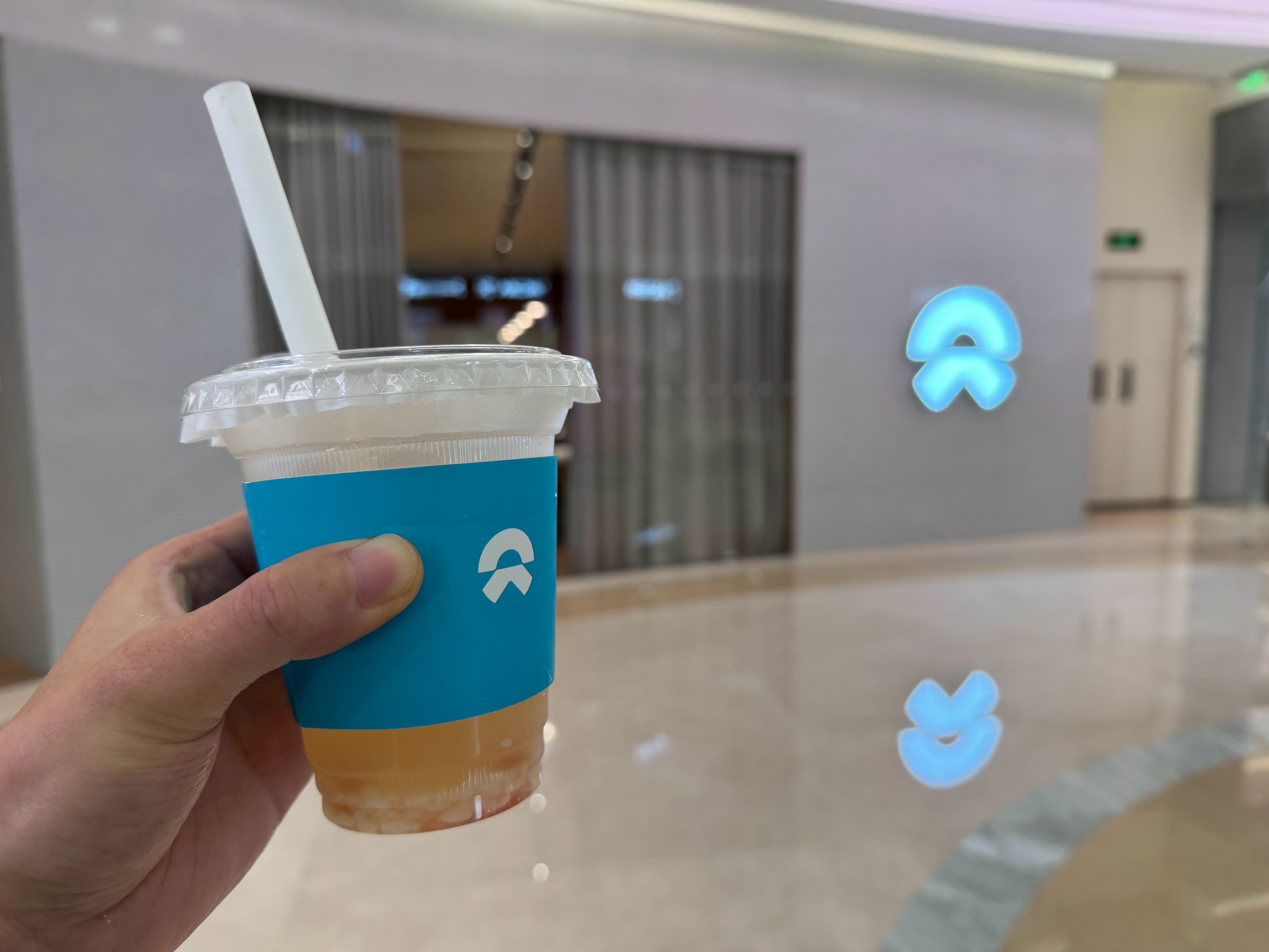 兄弟们，阿飞今天来西安蔚来中心买了一杯茶饮，这一杯36块，和星巴克价格差不多[g