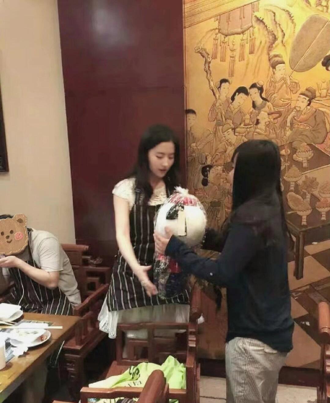 吃火锅的刘亦菲​​​