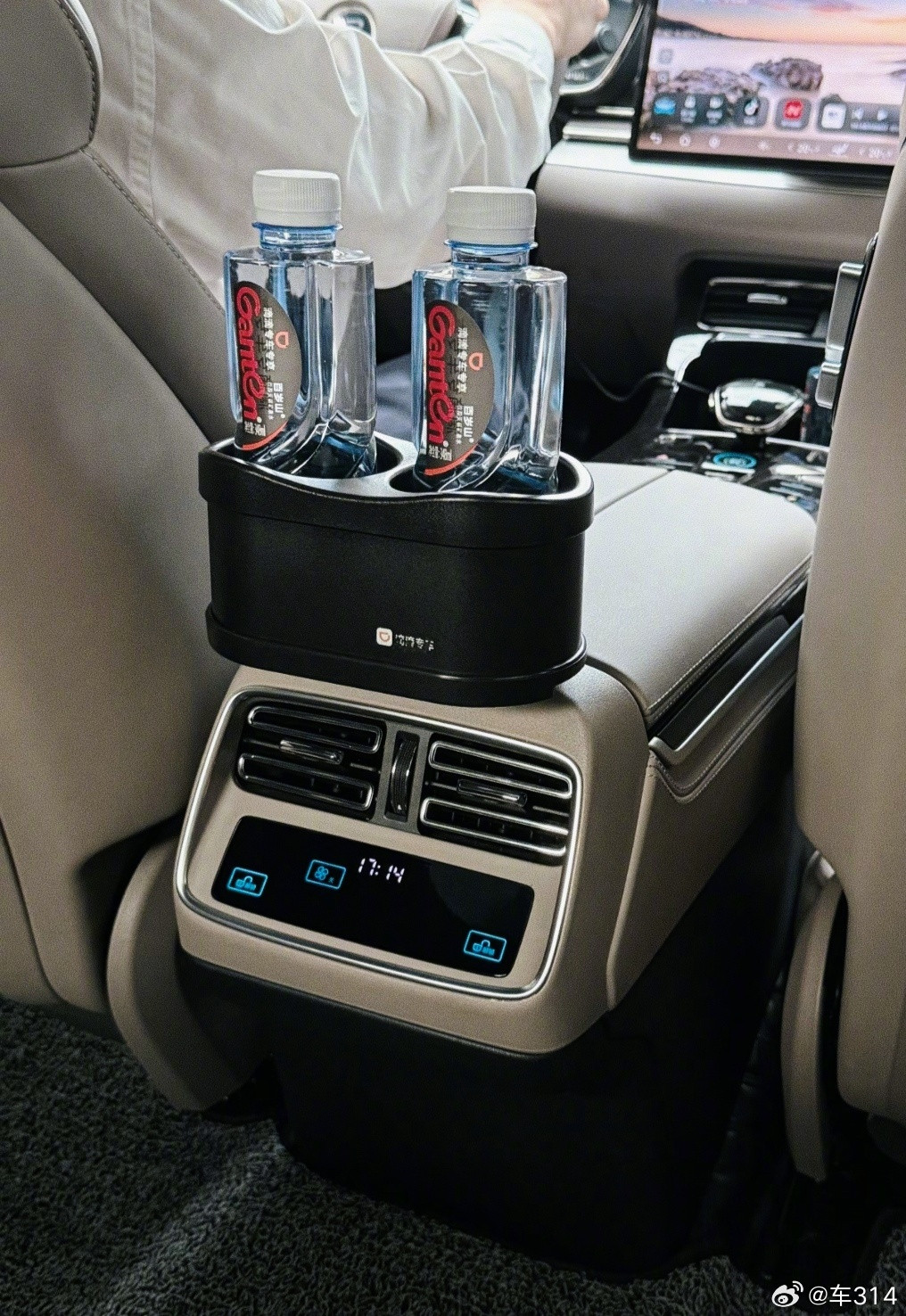 这个太匪夷所思了吧？滴滴专车的水，司机是要从指定的供应点领取的，都是大品牌的定制