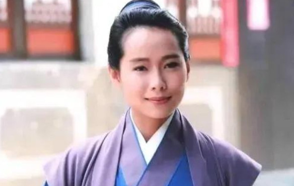 筹拍《新白娘子传奇》时，导演邀请叶童出演许仙，工作人员不解:“找个男的演不行吗？