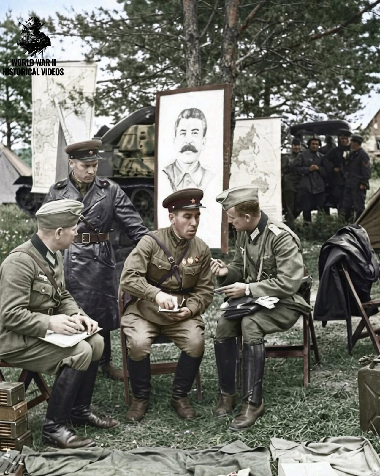 1939年9月底，互为死敌的苏德瓜分波兰后，双方军官虚与委蛇地表演深厚“友谊”！