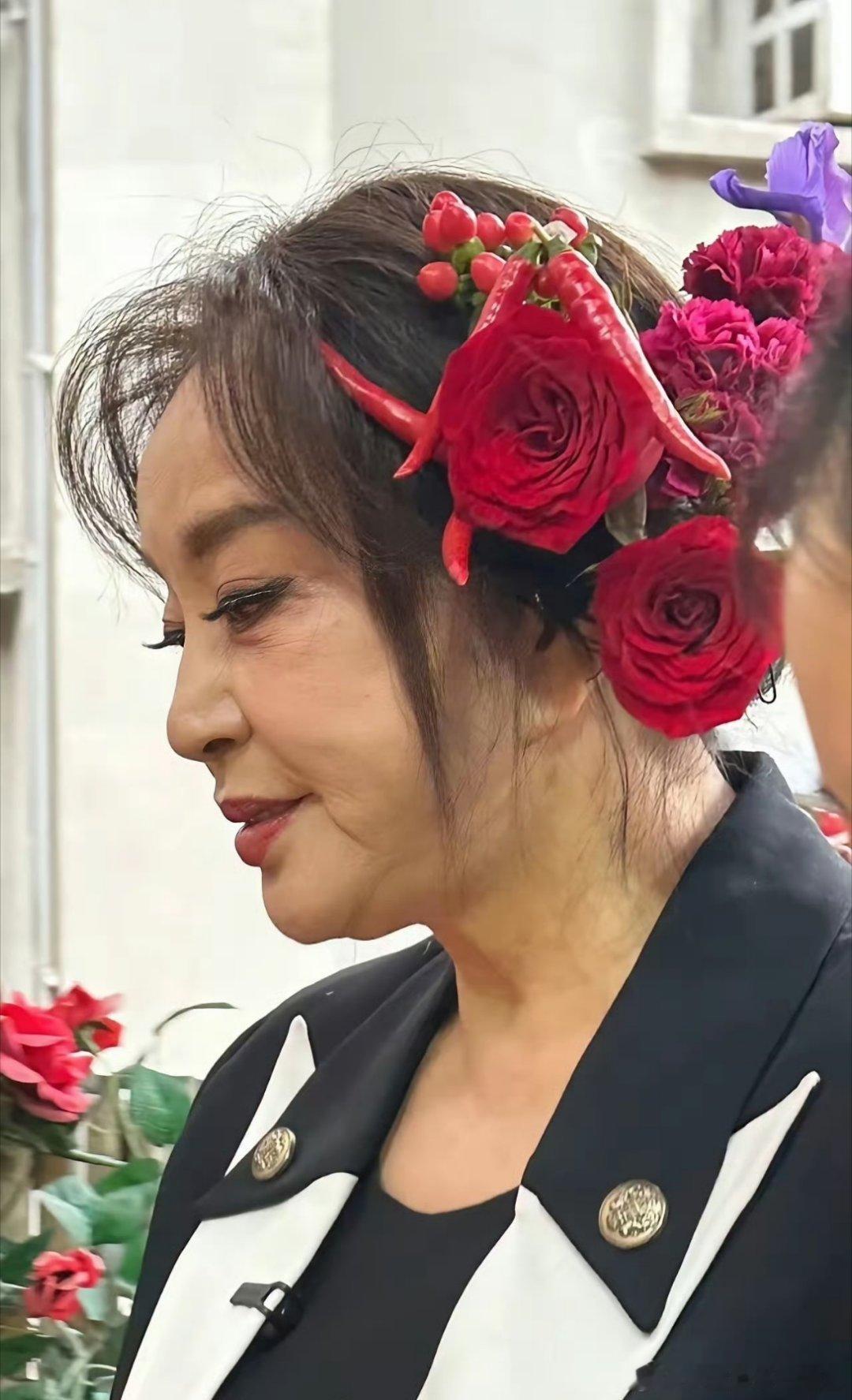 近距离拍摄的刘晓庆说实话，人老了浓妆艳抹真的不适合