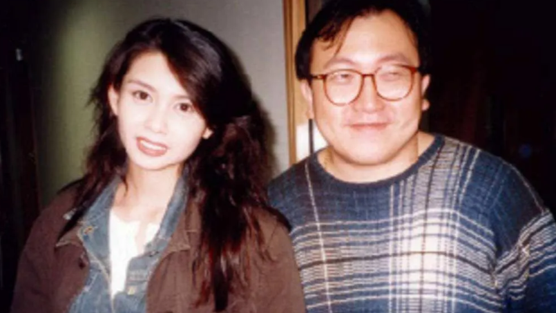 1999年，邱淑贞与沈嘉伟大婚。婚礼当天，有人打电话跟沈嘉伟说：“你知道吗？邱淑
