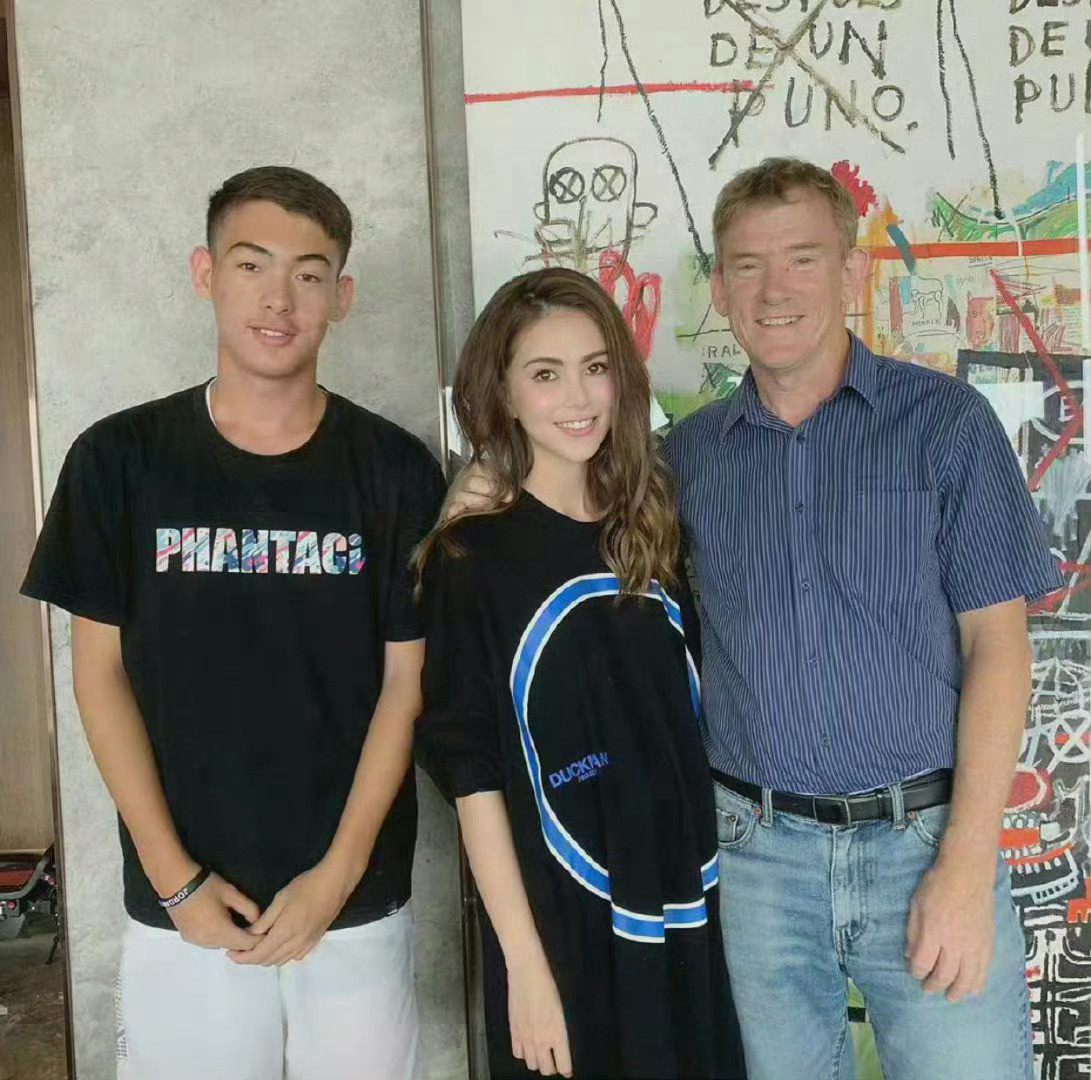 昆凌一家子颜值都好高啊，弟弟跟爸爸都是大长腿