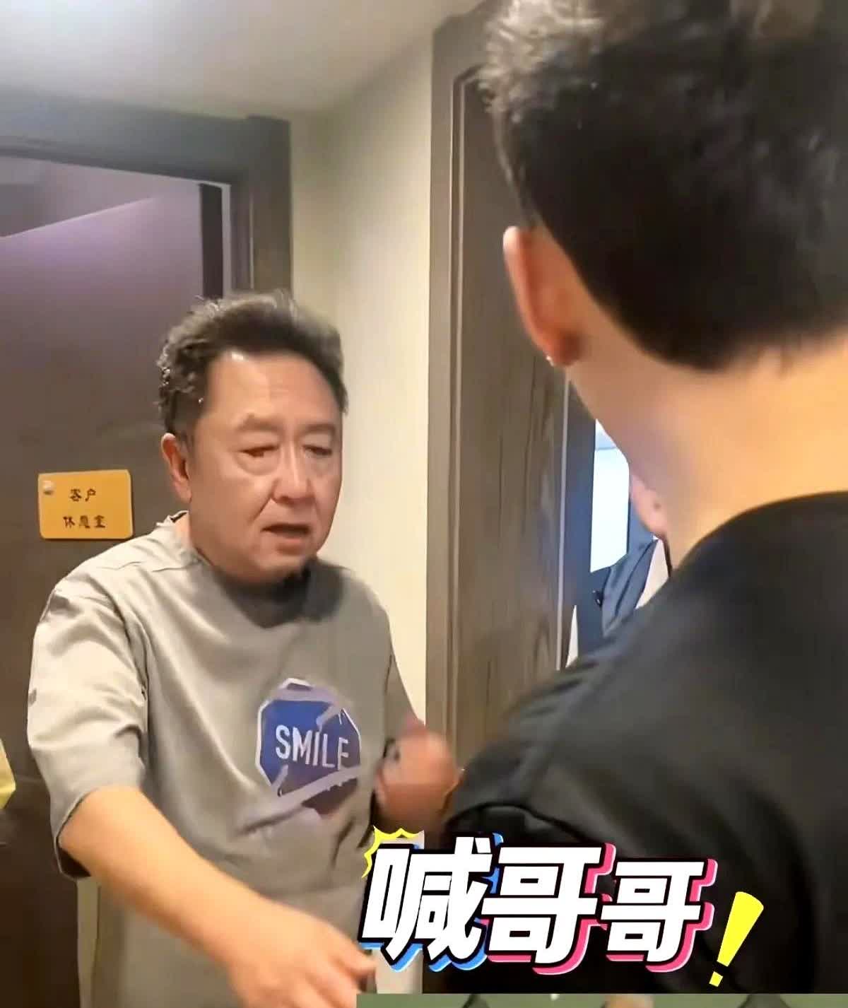 近日，71岁的朱时茂与56岁的于谦见面，朱时茂让儿子朱青阳管于谦叫