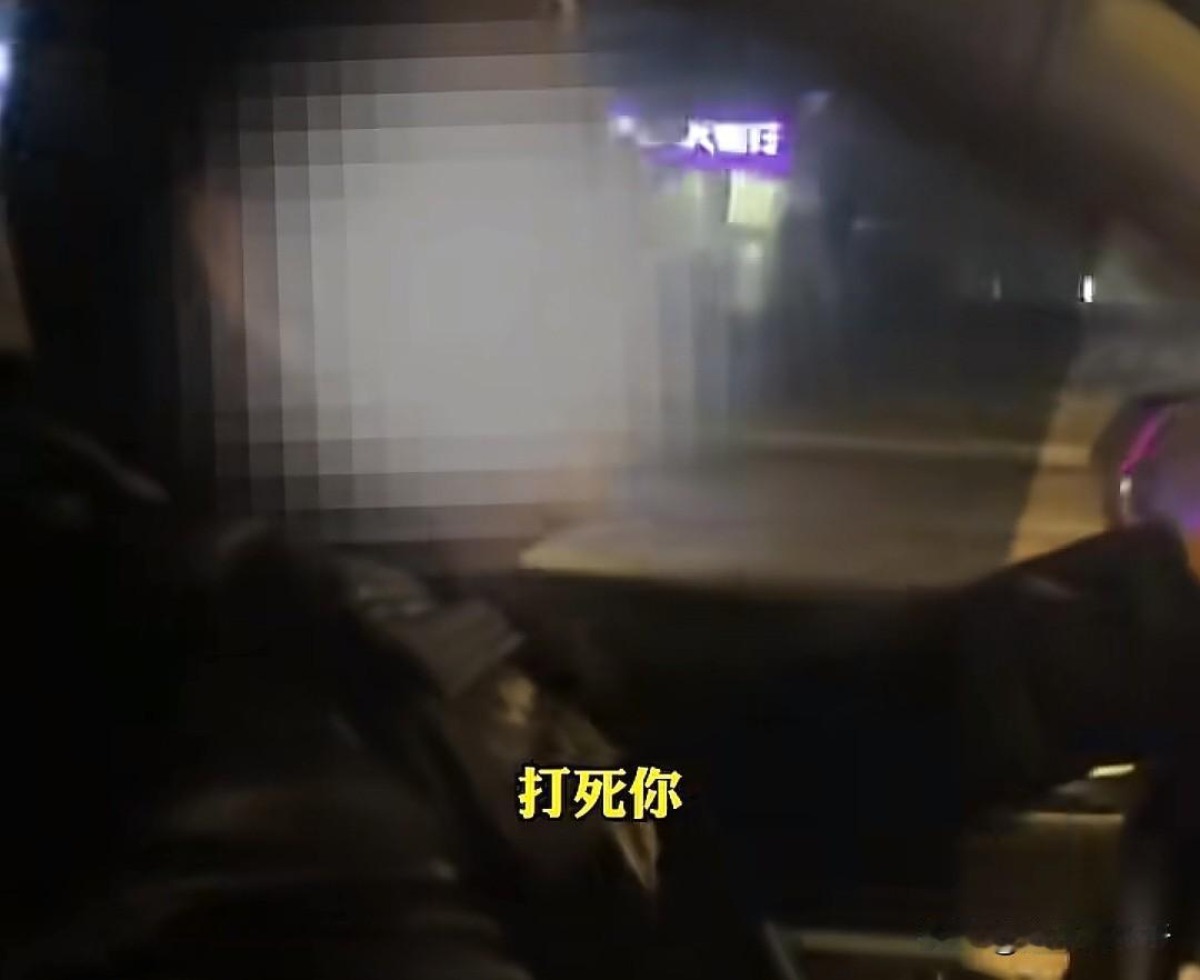 “一千元私了？”近日，湖北武汉，一男子辱骂并挥拳殴打出租车司机引发网友关注。
