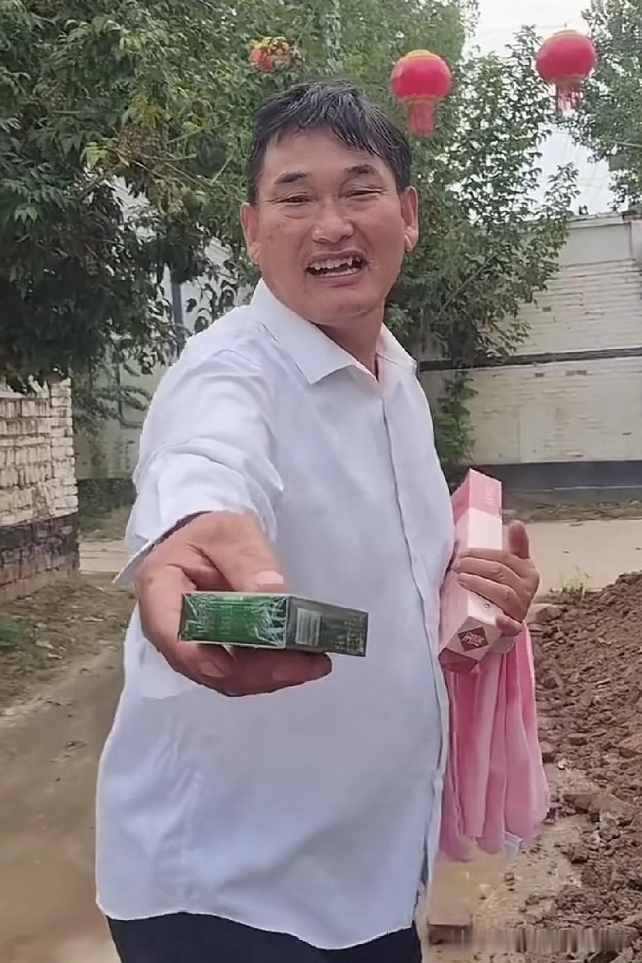 大衣哥朱之文回到村里，看到正在干活的农民，他就买了些礼品送给辛苦干活的人们，他给