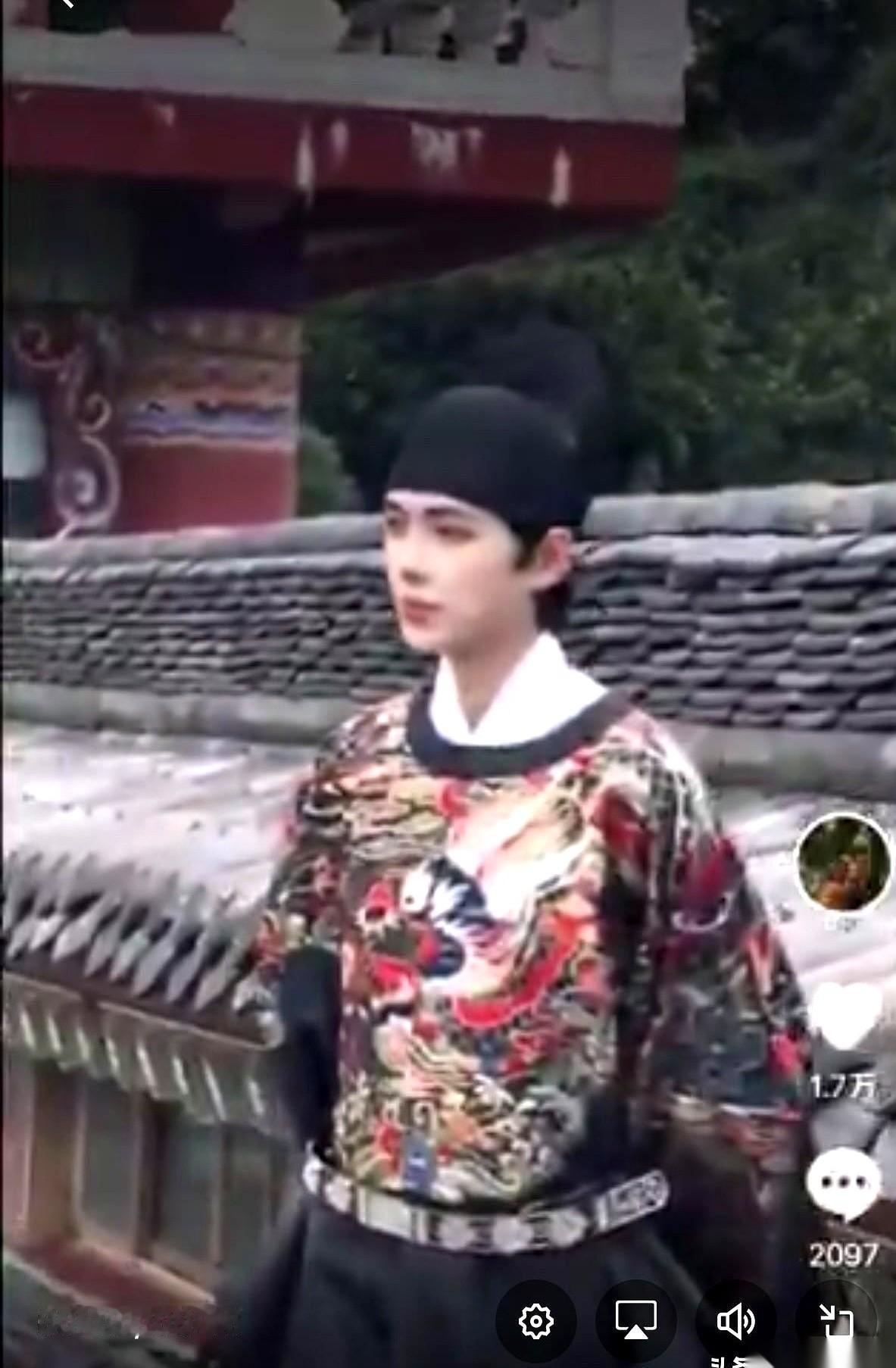 穿了身明朝的衣服，去韩国济州岛一个寺庙里走了走。就这么个事儿。结果好家伙，那