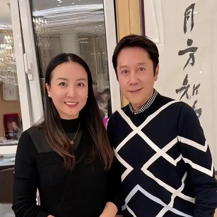 蔡国庆60岁生日，第一次把老婆秦娟端到台面上，就一句话：妻儿在心中。这女人狠啊，