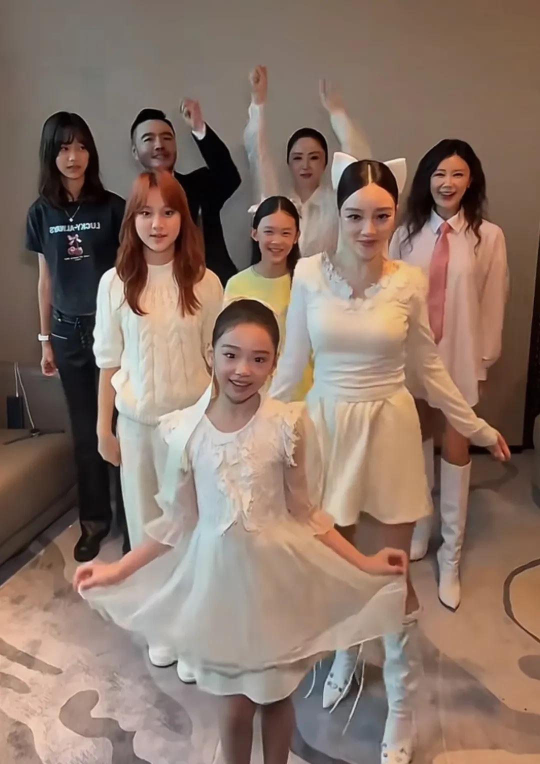 李小璐更希望有小酒窝这样的女儿吧，甜馨还是有点放不开都说小璐和小酒窝更像母女，