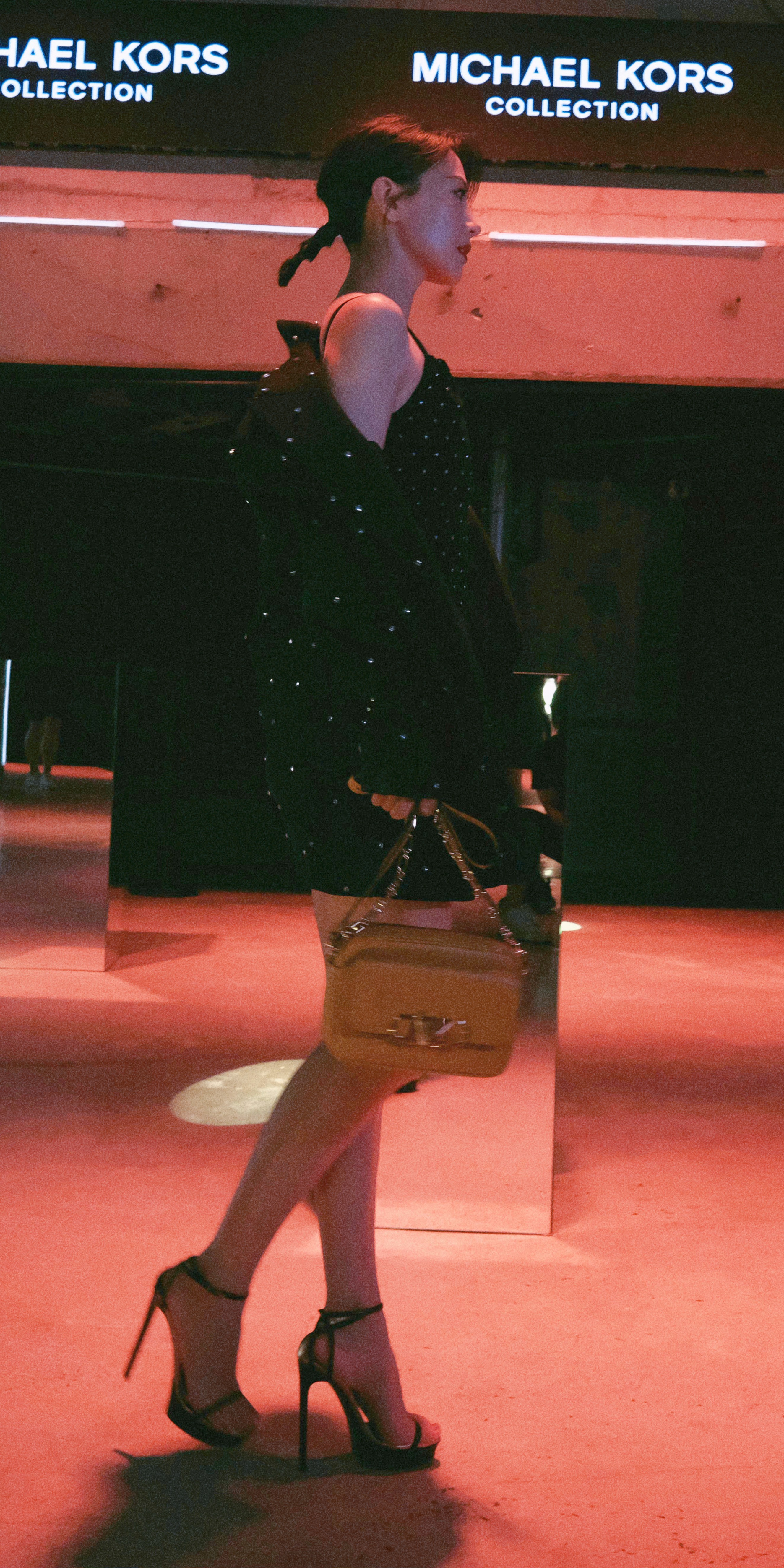 高圆圆，黑裙美腿优雅壁纸图集