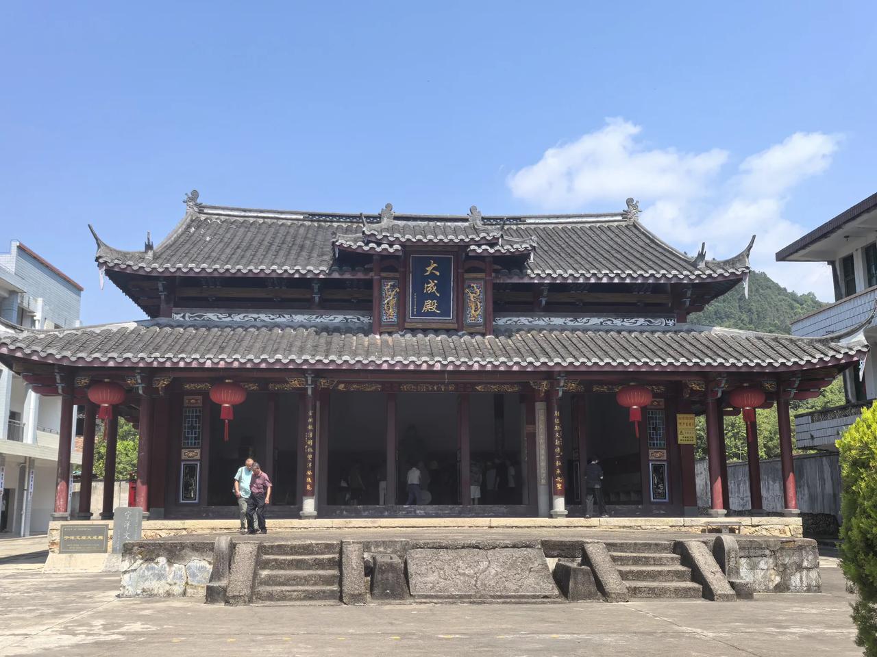 游览漳平双洋古镇，登临白塔，穿越古村，再参观红四方面军纪念馆。漫步古村，连片明清