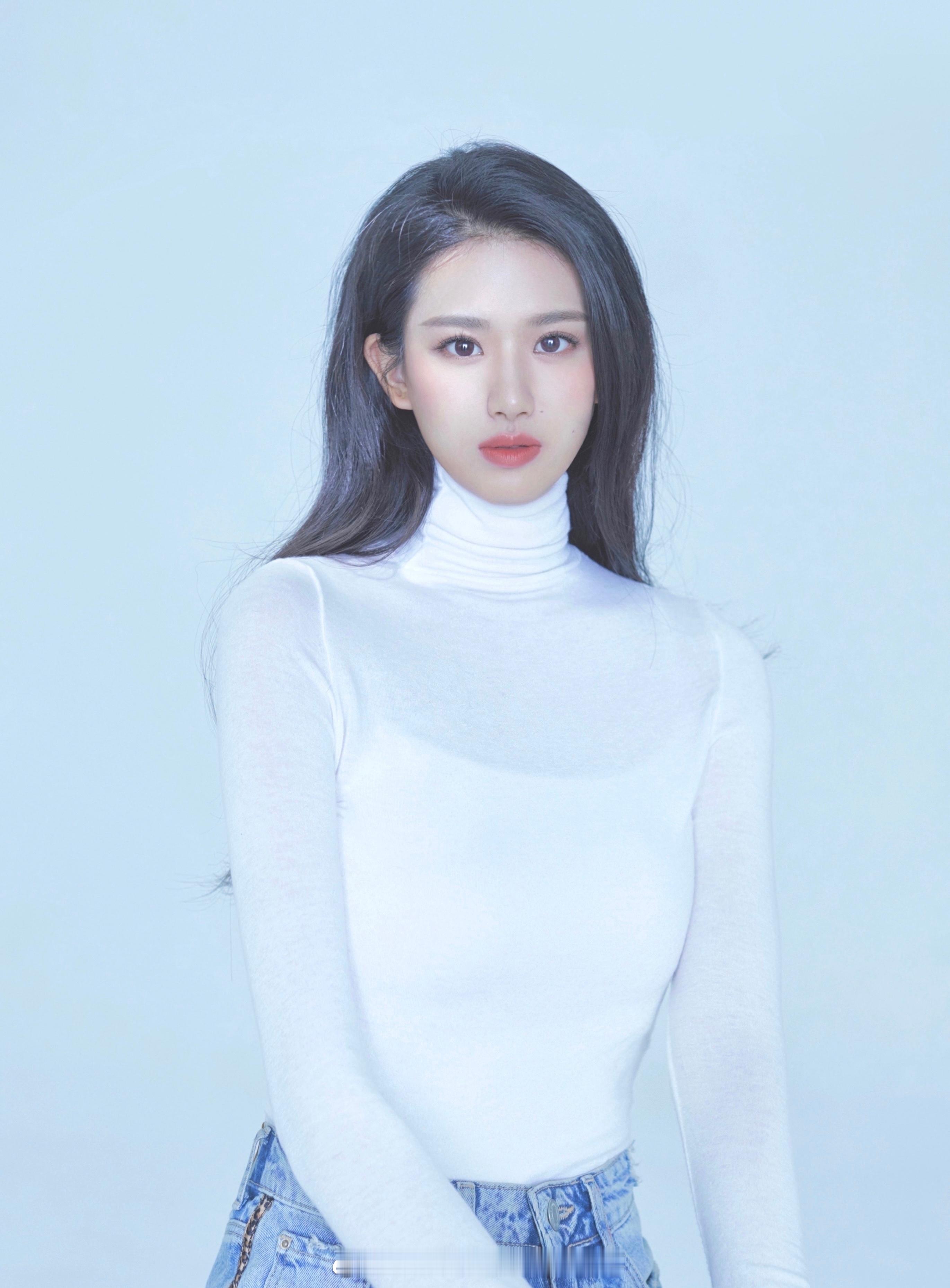 美女校花中国戏曲学院，电影与文化管理硕士在读，身高174cm，喜欢旅游和看电影，
