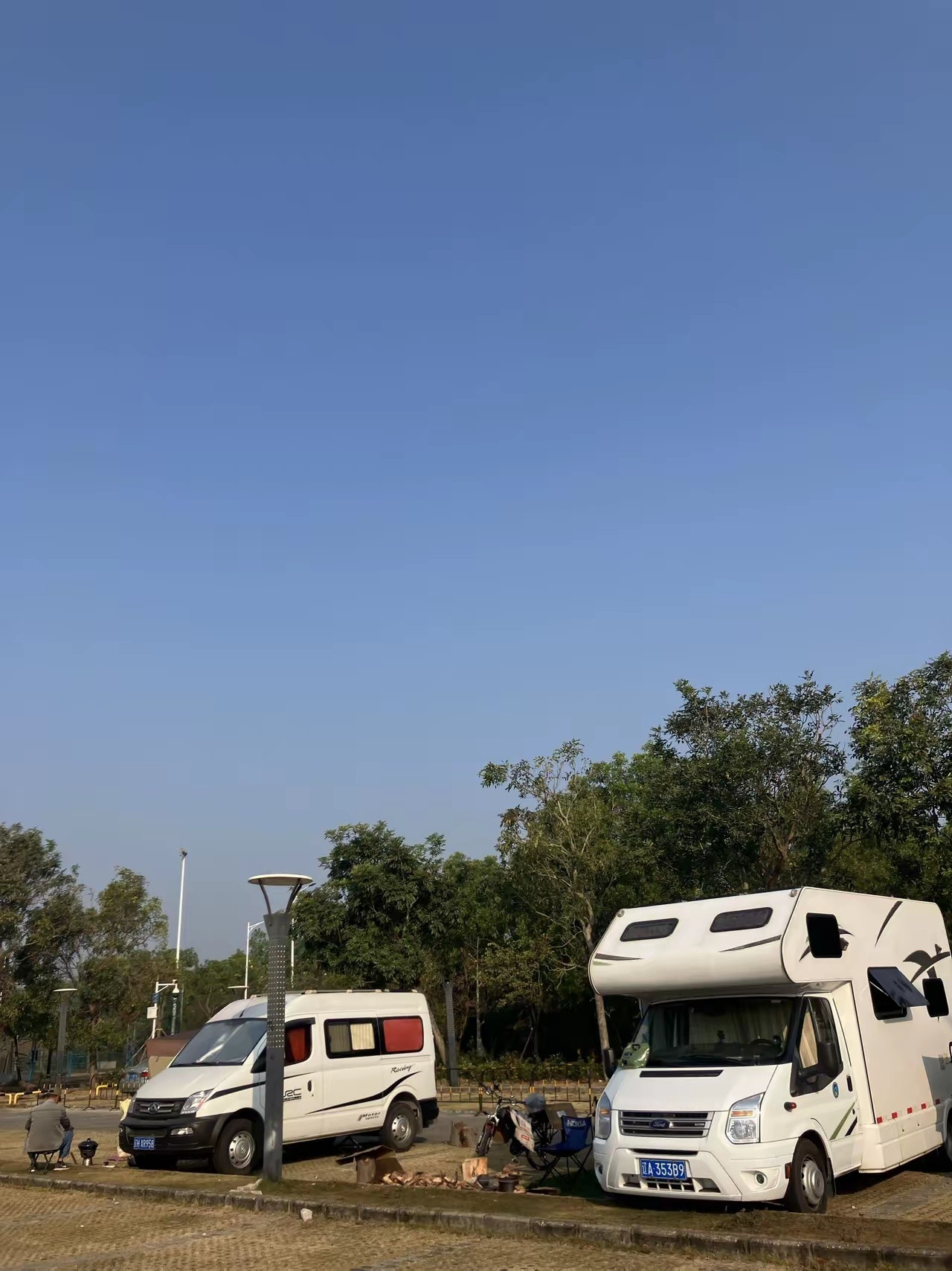 看了新闻，连以包容开放著称的深圳，对房车床车这类白嫖的陆地藤壶也忍无可忍了，连夜