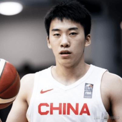 扎心！男篮最强暑假工杀回国家队！缺了他真赢不了日本谁能想到，中国男篮最能打