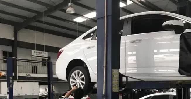 今天去4S店保养车，发现个特有意思的现象——休息区明明有空调饮料真皮沙发，但一堆