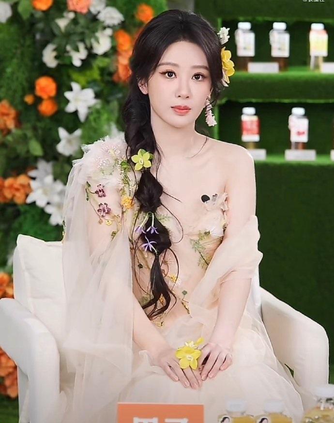 今天杨紫在出席活动的时候搭配的像个迷人的花仙子，看上去非常的漂亮，气质超好。