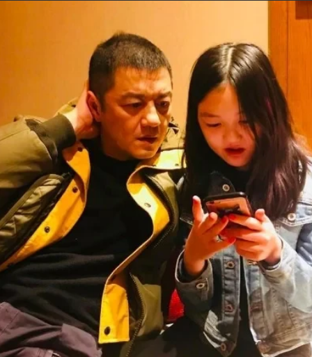 李亚鹏这辈子做的最正确的的决定就是和王菲离婚后，把女儿李嫣就在了身边，如果当时女
