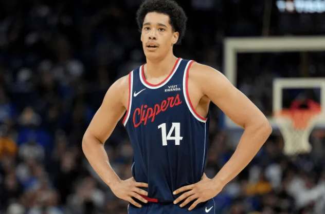 在快船训练结束后，球队主教练泰伦-卢接受了记者的采访，谈到了今年的30号新秀亚尼