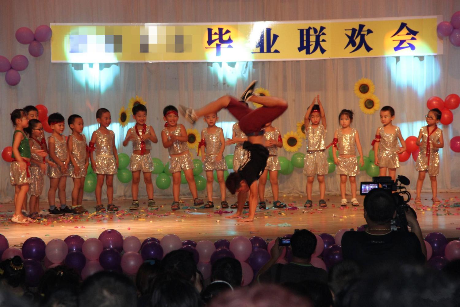 幼儿园联欢会, 每个小朋友准备4套演出服, 交费的家长心都在滴血