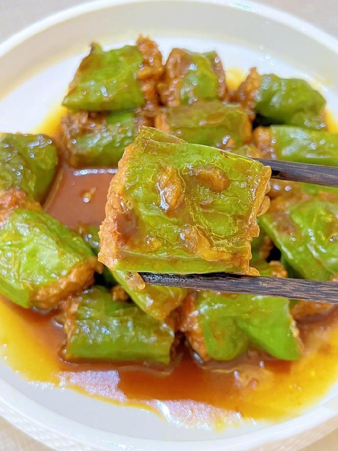 今天做了一道百吃不厌的下饭菜，青椒酿肉。我的宝藏食谱