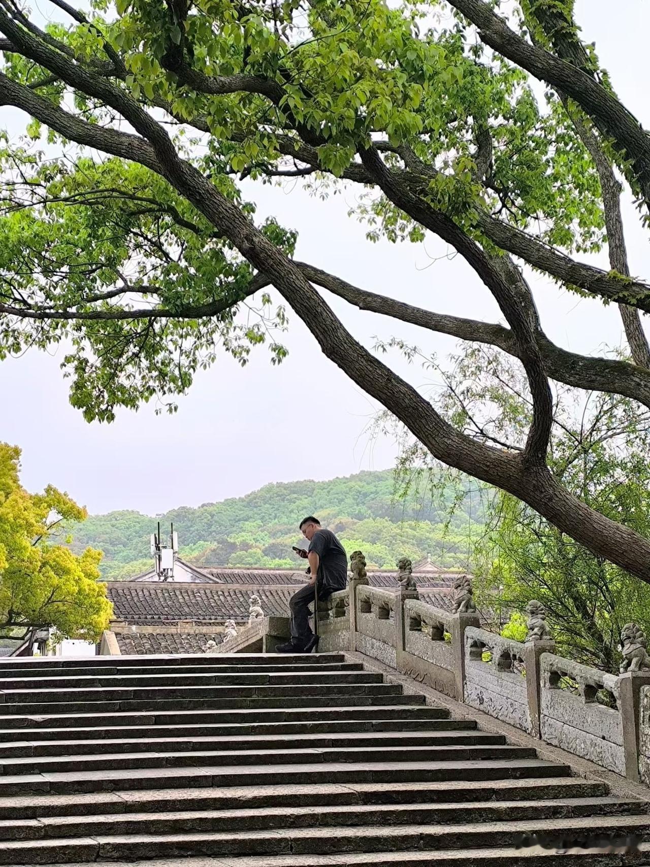 奉劝所有已婚有家的男女，千万不要总跟异性天天私聊，频繁来往。世上没有无缘无