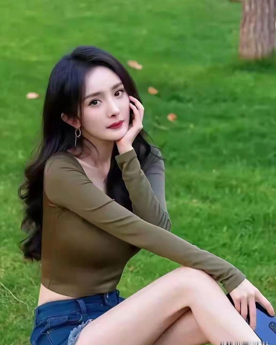 你以为A4腰靠饿肚子？杨幂的腰是举铁举出来的。巴黎时装周后台，她穿高腰黑裙转