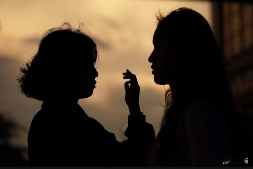 晚上，儿媳妇带着一岁多的孩子在客厅玩耍。婆婆坐在儿媳妇对面的沙发上，翘着二郎腿，