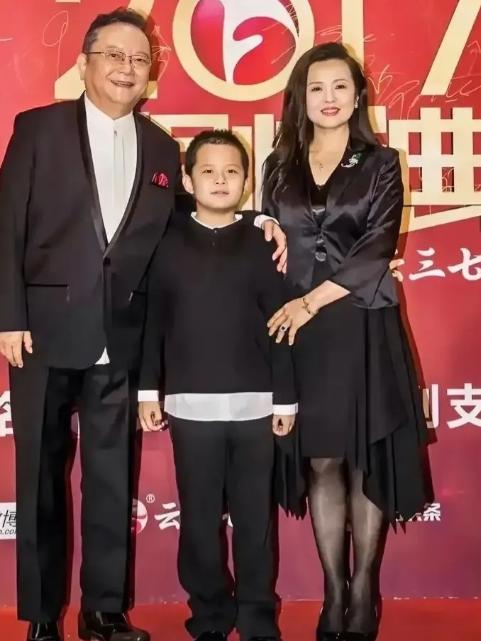 77岁的王刚，60岁的时候得了一子，本以为晚年可以安享清福，没想到现在17