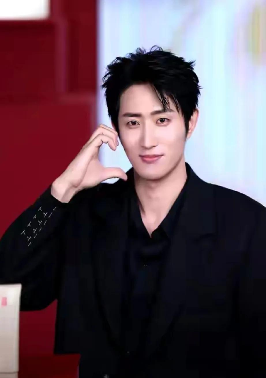 王凯沐7天两部热剧杀疯啦！《邱秘书的婚事》热度未散，《大嫂1931》预约量直接飙