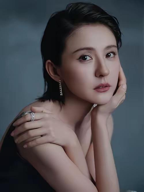 别人问热依扎，你女儿的父亲是谁？热依扎：无可奉告，我能给孩子完整的爱。这句