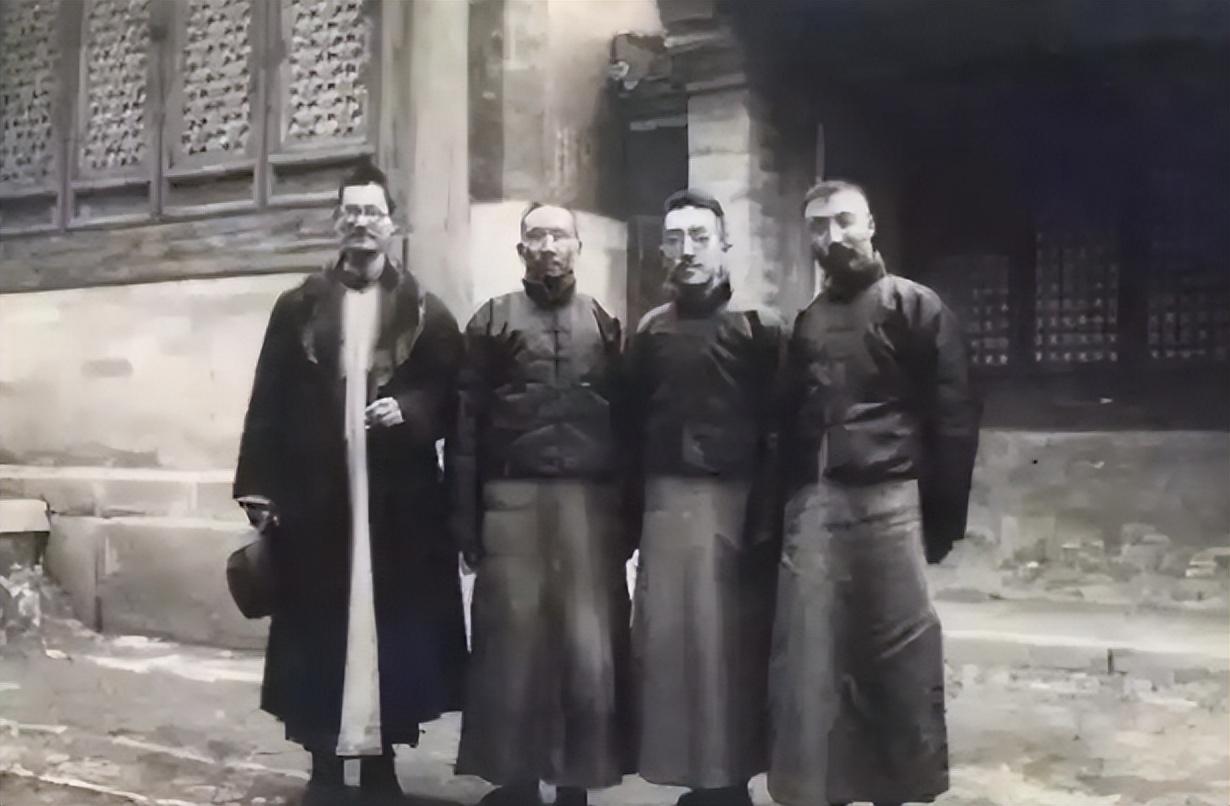 1920年的一个春日下午，两个北大学子在西餐馆拽英文羞辱客人，对方却是精通9国语