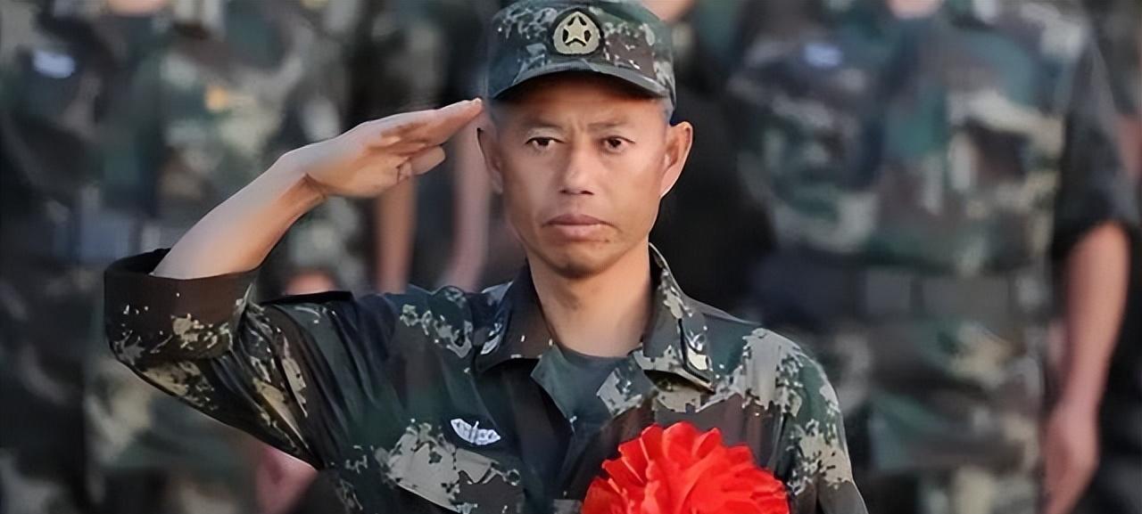 导弹兵王王忠心，1999年开始两次退伍被召回，妻子笑他：只长胡子，不长职务19