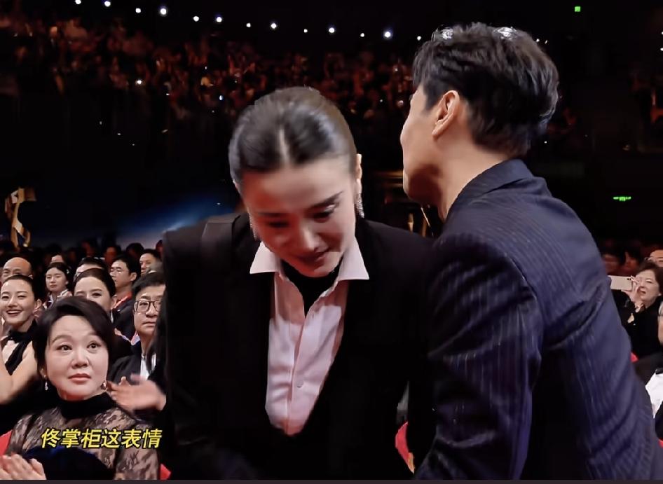 这穿白西装的女生是谁啊，她在听到宋佳得飞天奖后，使劲鼓掌，哈哈大笑，都合不拢嘴
