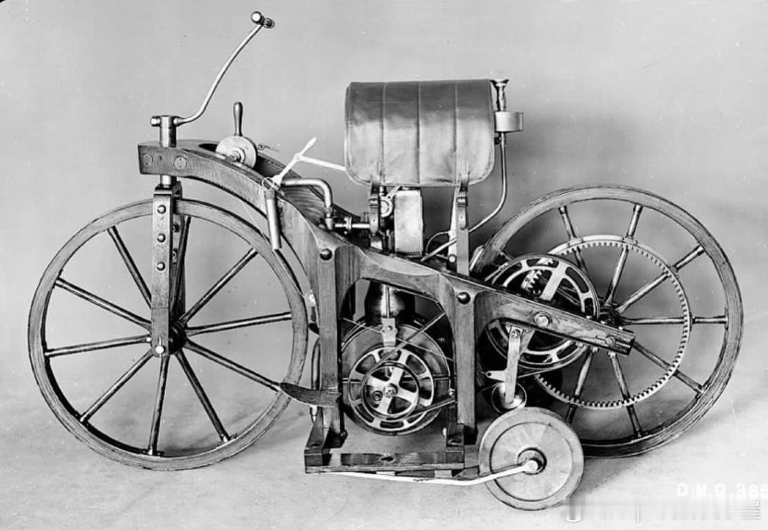 1885年11月德国工程师GottliebDailmer设计制作了世界上第一辆