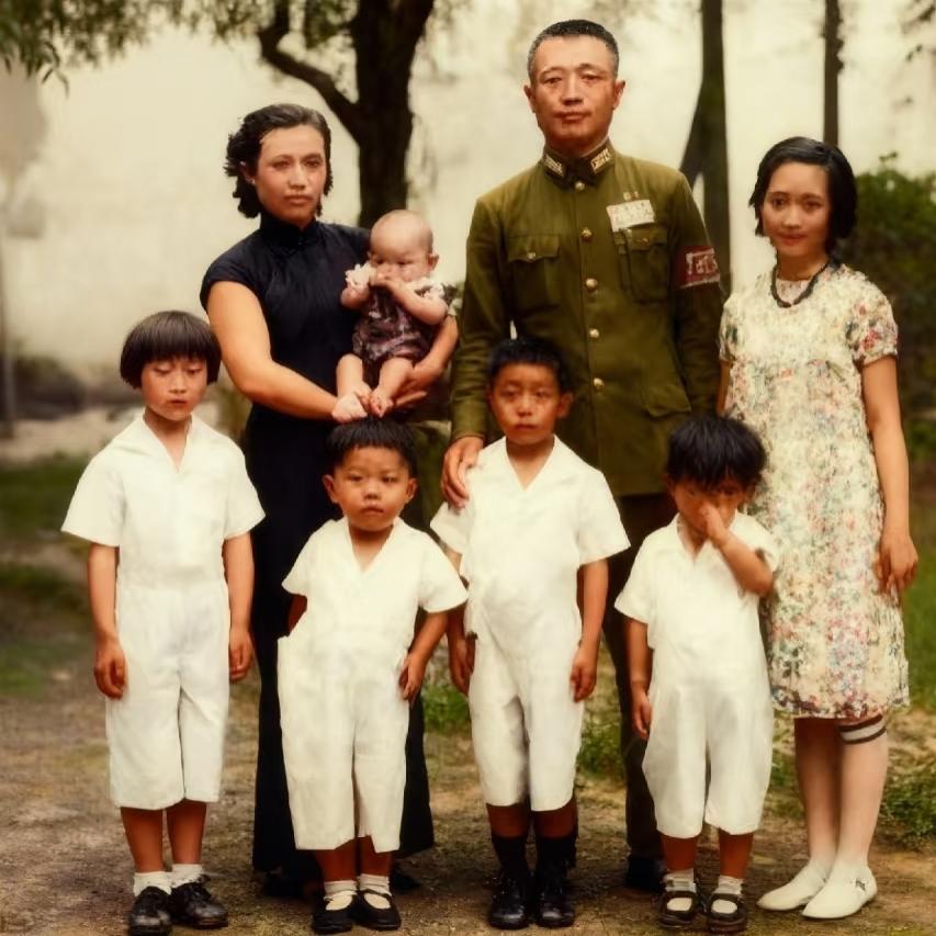 1939年，杜聿明和妻子带着六个孩子凑齐了全家福，要知道这可是他这辈子没几张的团
