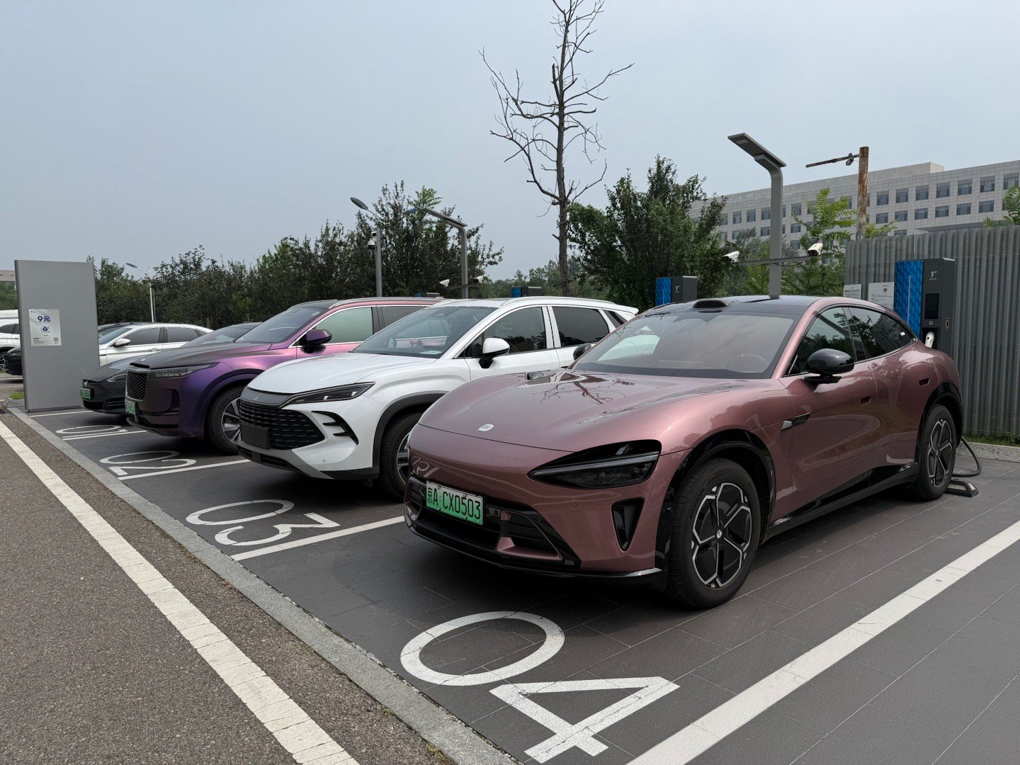 你说现在充电不方便吧，这600kW的超充站很容易找。你说现在充电方便吧，这个站4